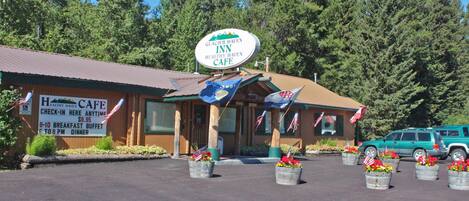 A Glacier Haven Inn cafe with a sign indicating breakfast buffet from 8-10 AM and dinner from 6-9 PM.