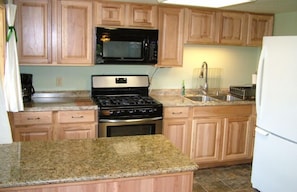 Cabin, 3 Bedrooms | Private kitchenette | Microwave