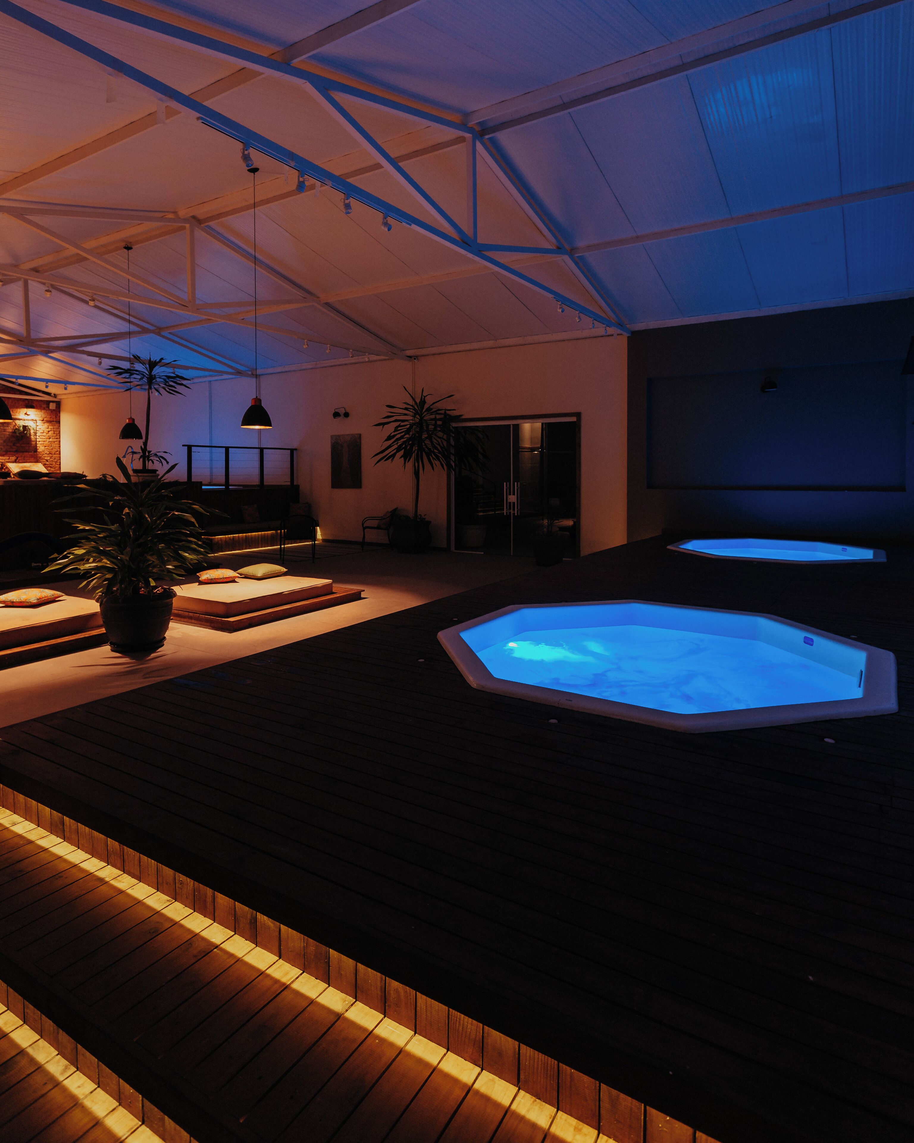 Una piscina cubierta, tumbonas