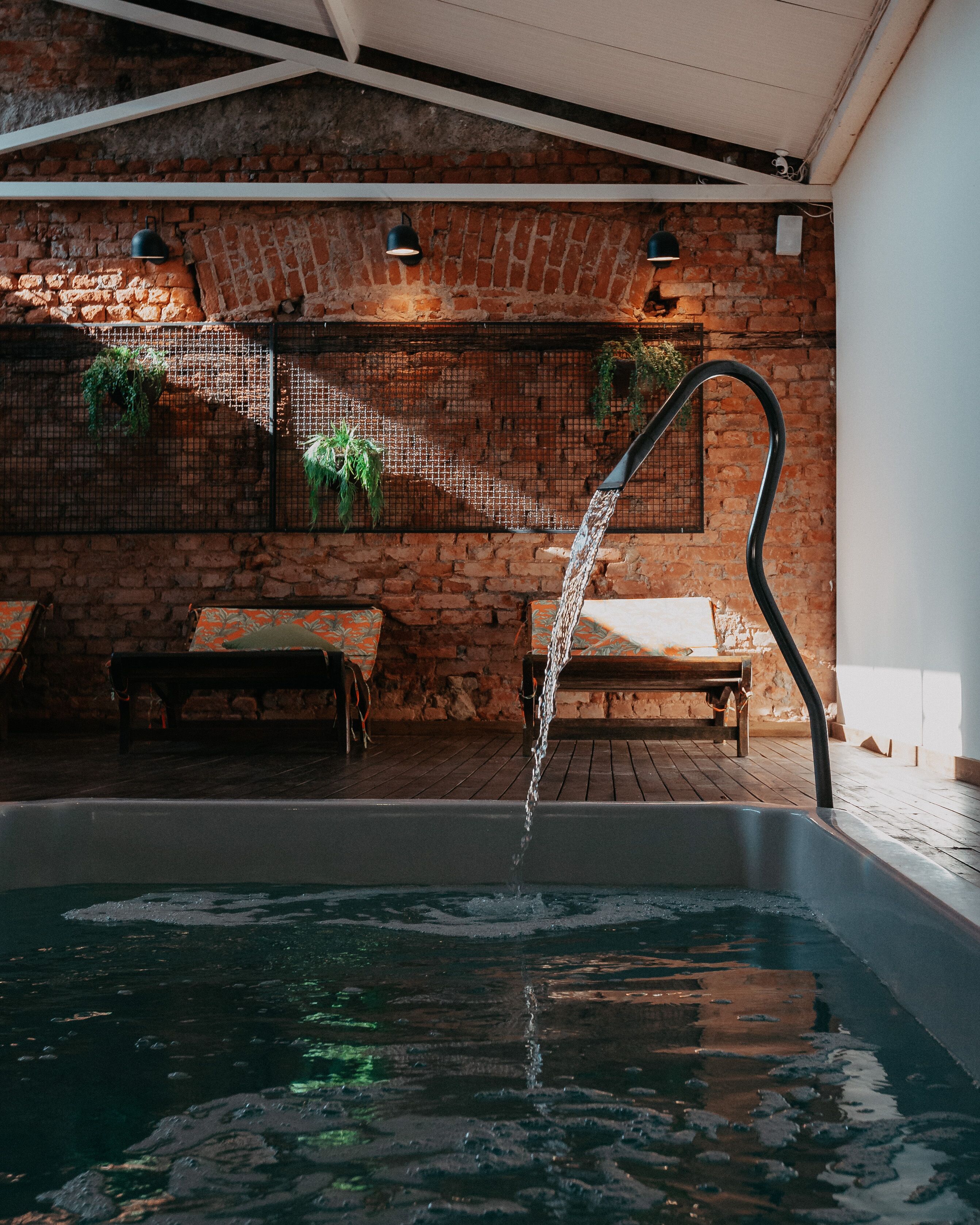 Una piscina cubierta, tumbonas