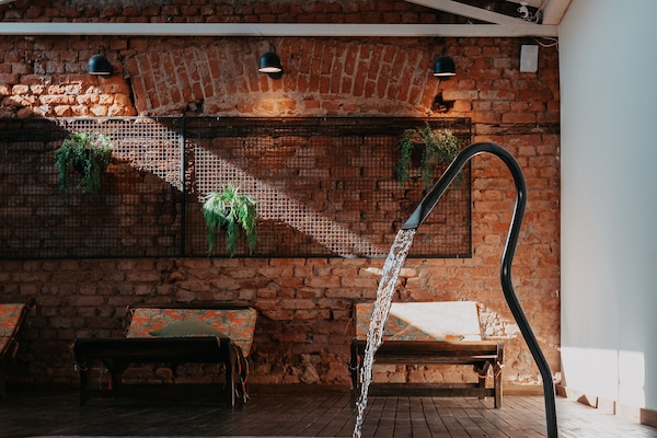 Una piscina techada, sillones reclinables de piscina