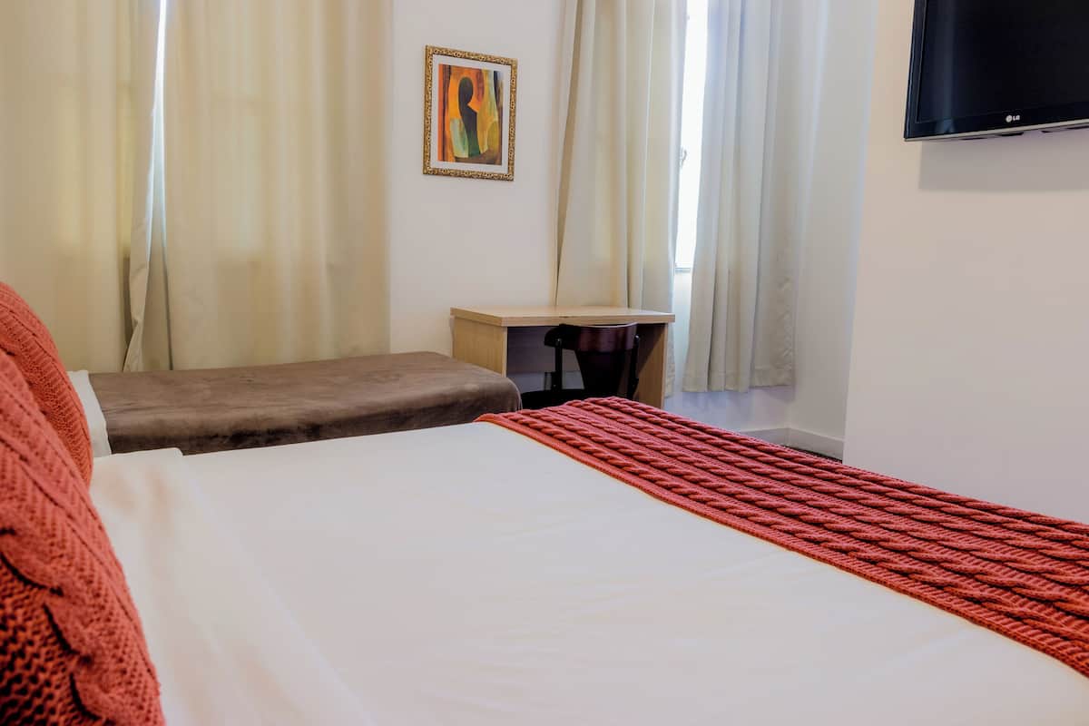 Habitación triple estándar, varias camas | 1 habitación, minibar, wifi gratis y ropa de cama