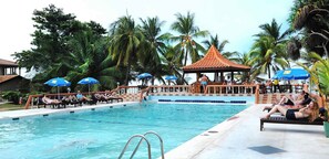 Outdoor pool - Don's Beach Hotel (Negombo)
