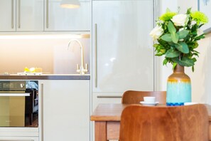 Departamento, 1 habitación | Cocina privada | Refrigerador, microondas, horno y cafetera y tetera