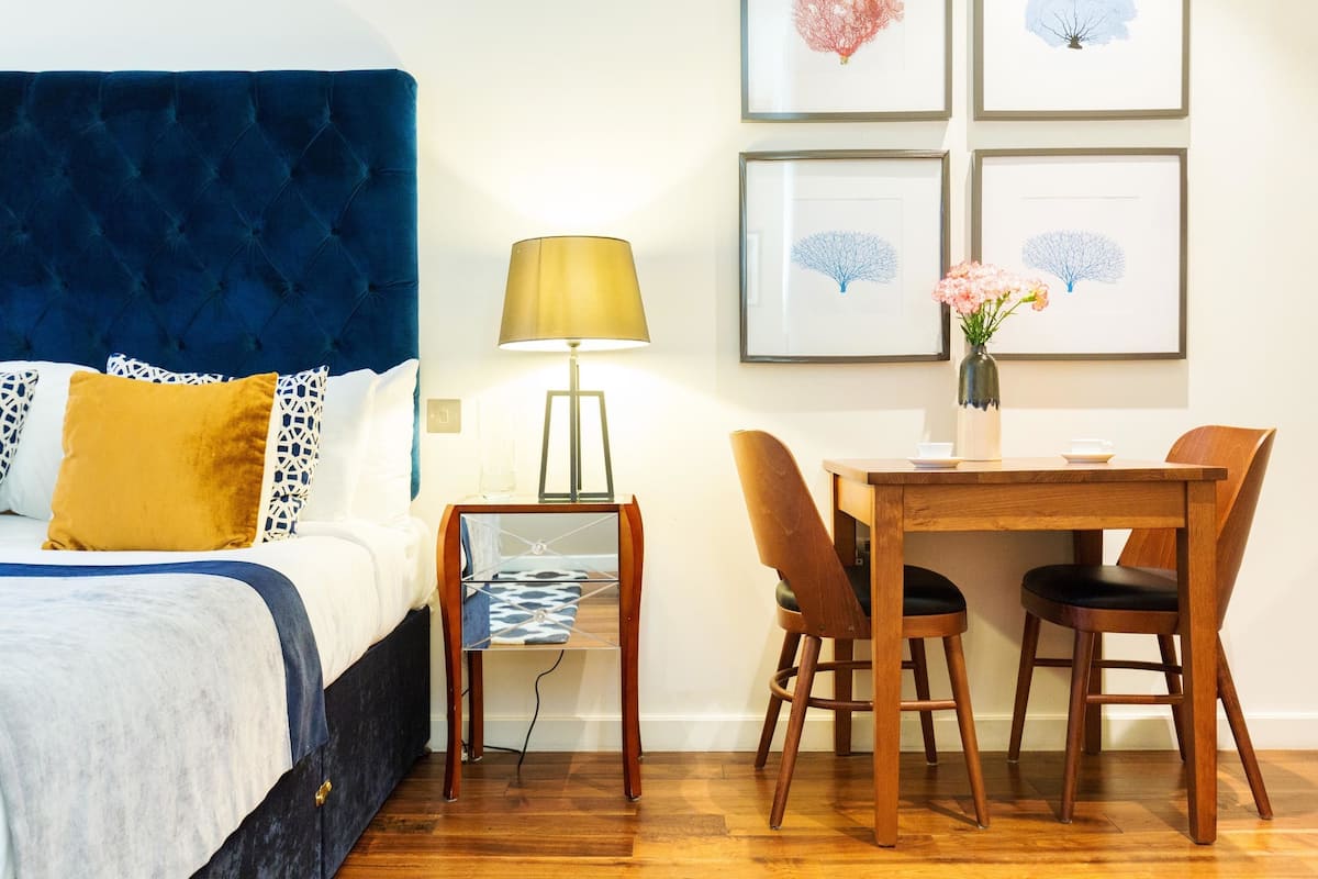 Estudio Premium | Ropa de cama de alta calidad y tabla de planchar con plancha