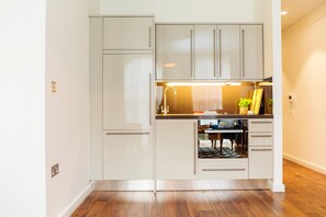 Estudio Premium | Cocina privada | Refrigerador, microondas, horno y cafetera y tetera