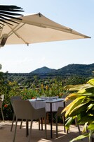 Cocina mediterránea, restaurante con mesas al aire libre 