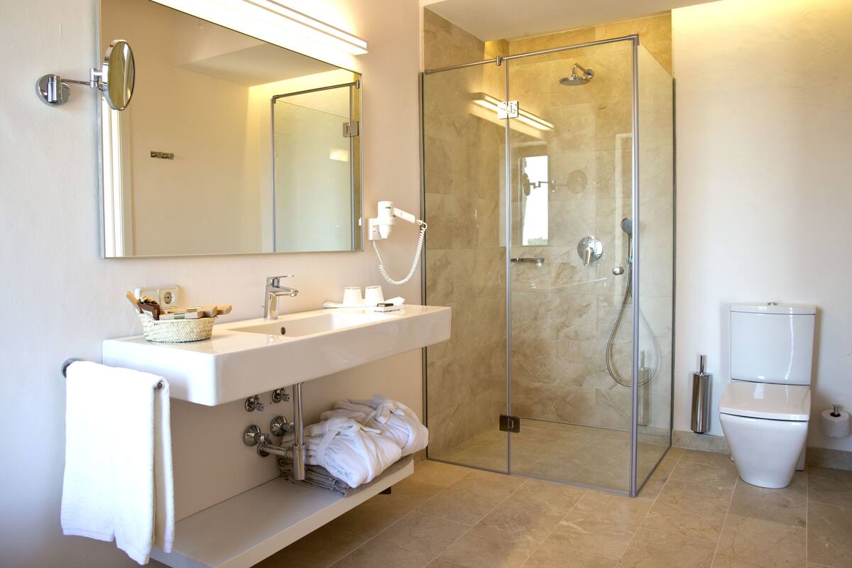 junior suite, terrace | bathroom | combined shower/bathtub, jetted bath, free toiletries, hair dryer