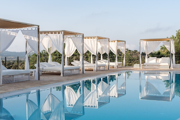 Udendørs pool, parasoller, liggestole