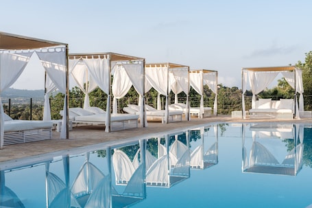 Outdoor pool, pool umbrellas, pool loungers. Hotel Cases de Son Barbassa