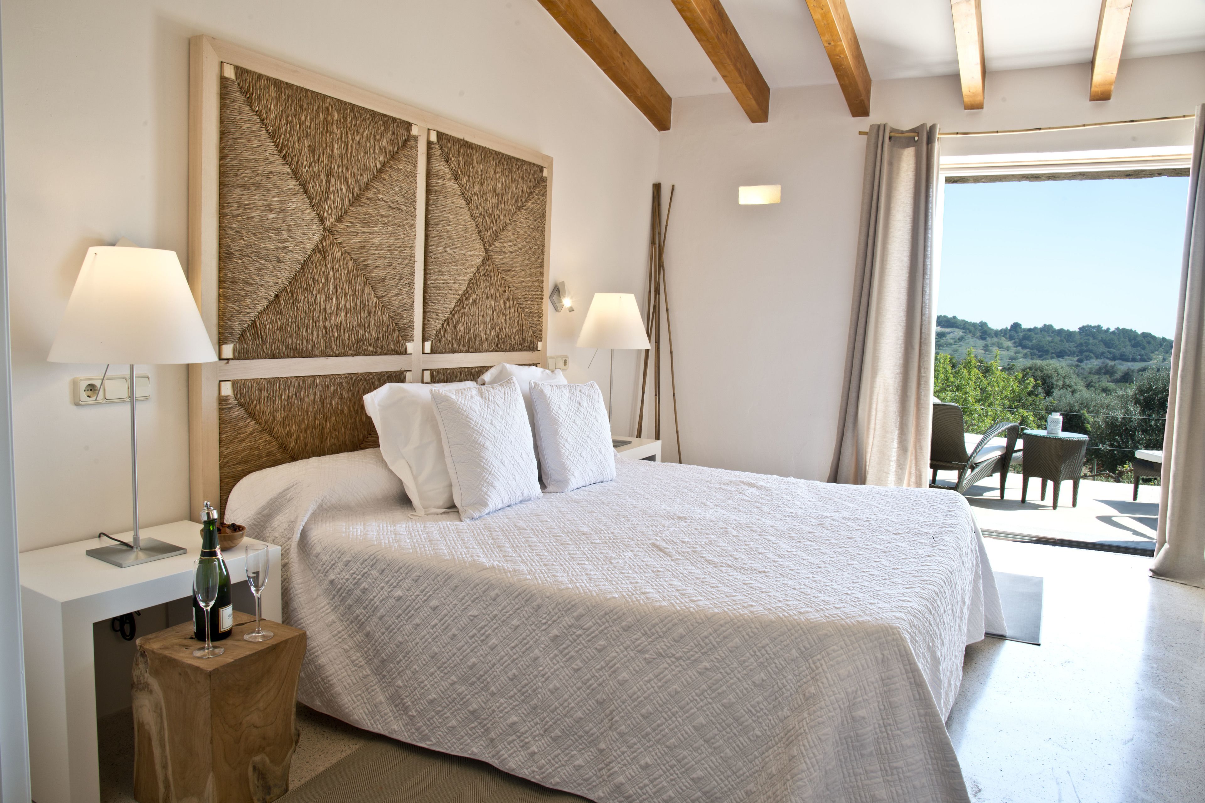 Junior suite, terras | Een minibar, een kluis op de kamer, een bureau, een laptopwerkplek