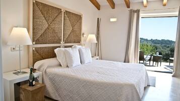 Junior suite, terras | Een minibar, een kluis op de kamer, een bureau, een laptopwerkplek