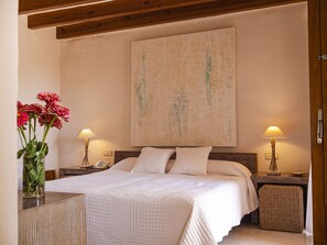 Minibar, in-room safe, desk, laptop workspace - Hotel Cases de Son Barbassa (Capdepera)