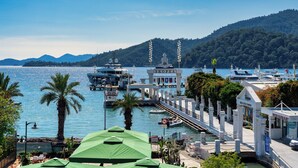 Un puerto deportivo con barcos, un restaurante y un letrero que dice 'SKOPEA'.