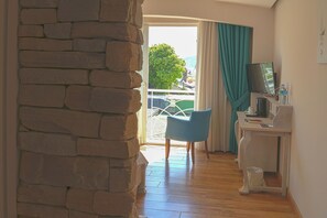 Mini-bar avec articles gratuits, coffres-forts dans les chambres