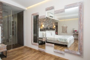 Mini-bar avec articles gratuits, coffres-forts dans les chambres