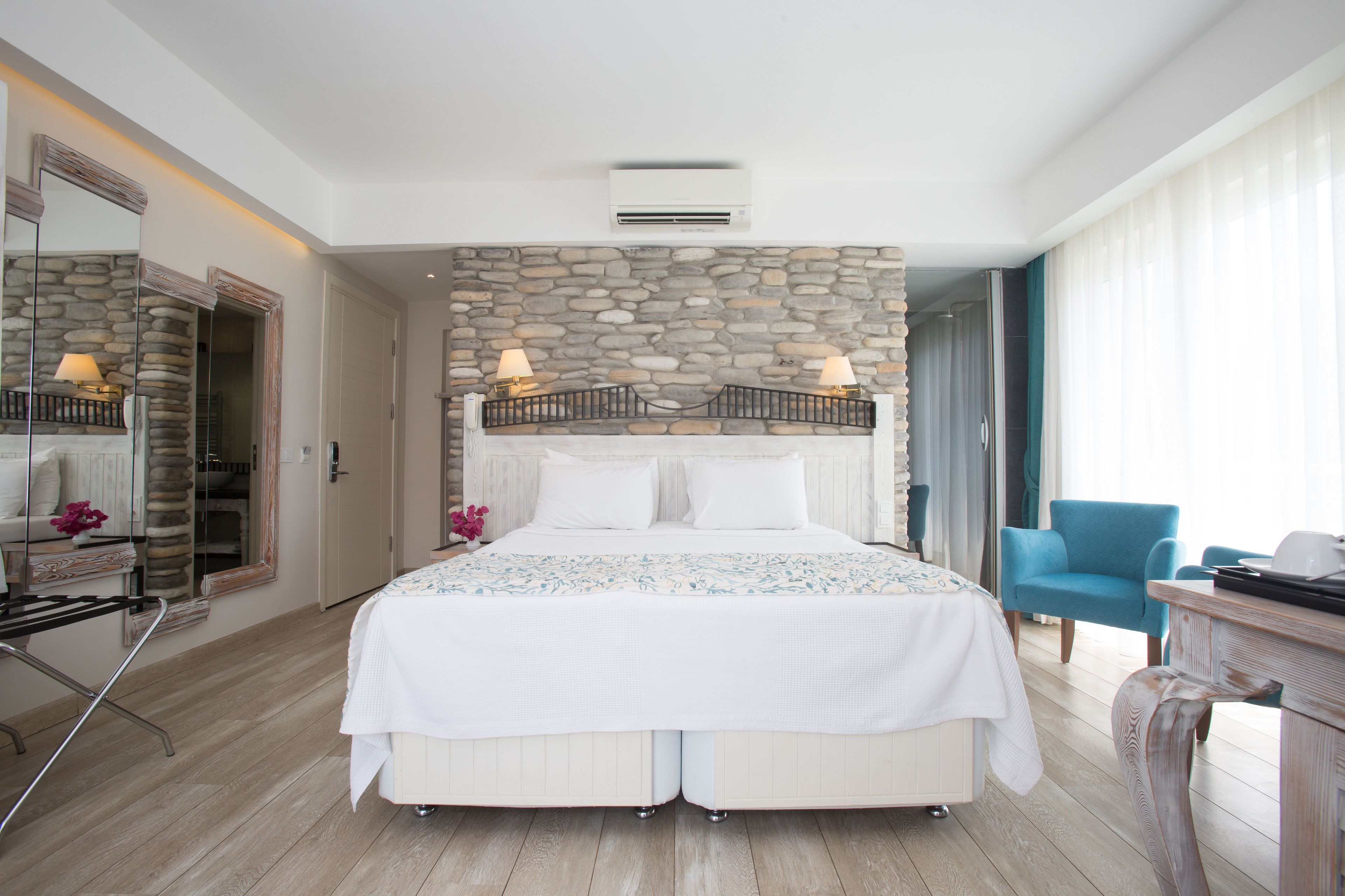 deluxe double room, sea view | free minibar items, in-room safe, laptop workspace, blackout curtains