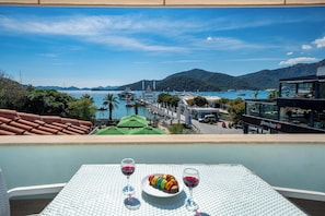 Chambre Familiale, vue mer | Terrasse/Patio