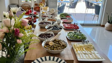 Frokostbuffé hver dag (EUR 15 per person)