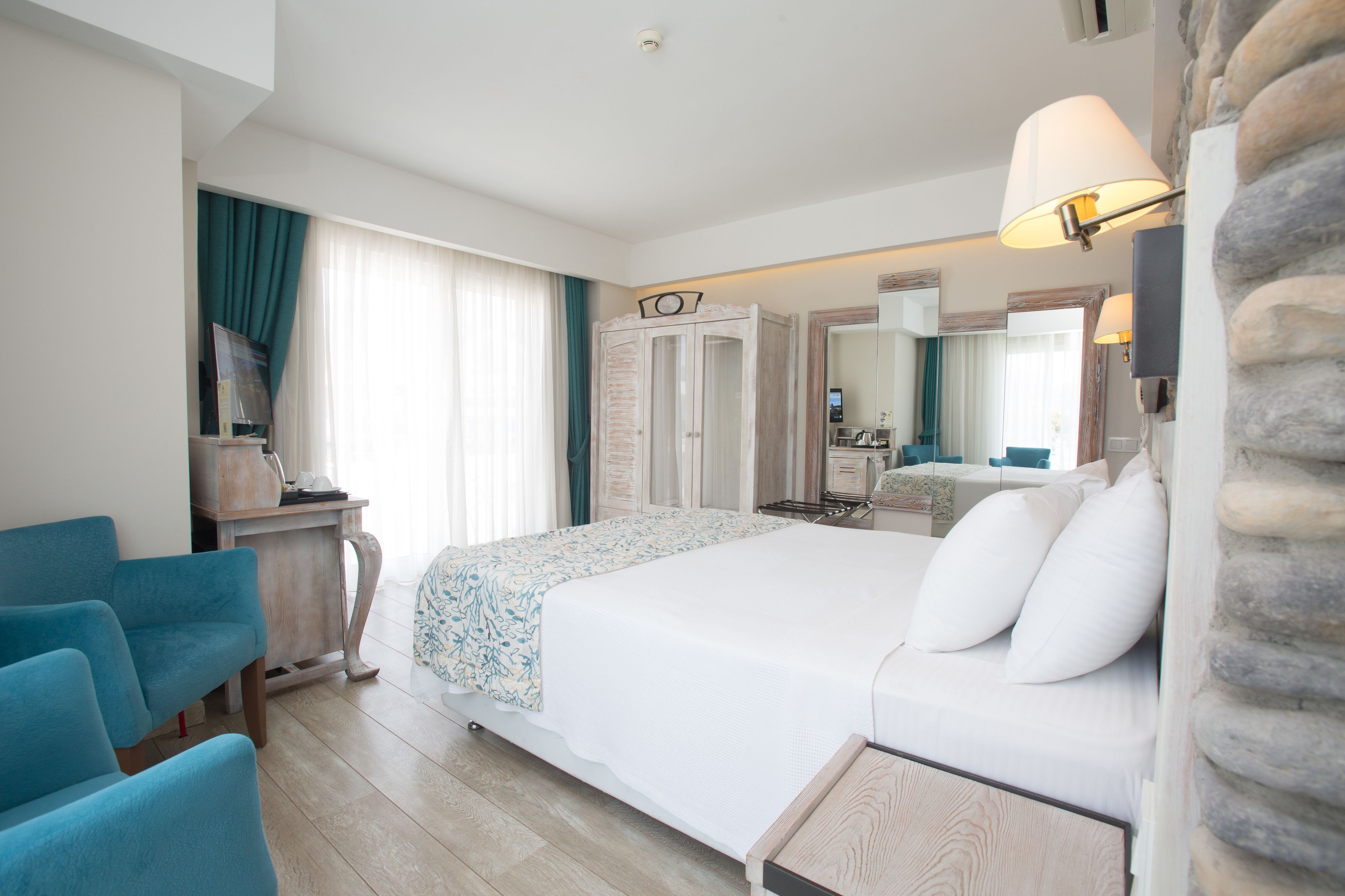 deluxe double room, sea view | bathroom | shower, free toiletries, hair dryer, slippers
