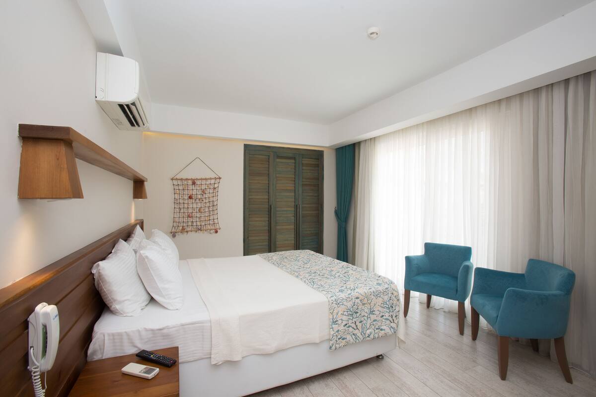 In-room safe, laptop workspace, blackout drapes