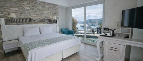 DELUXE ROOM DENIZ MANZARALI | Minibar, in-room safe, laptop workspace, blackout drapes