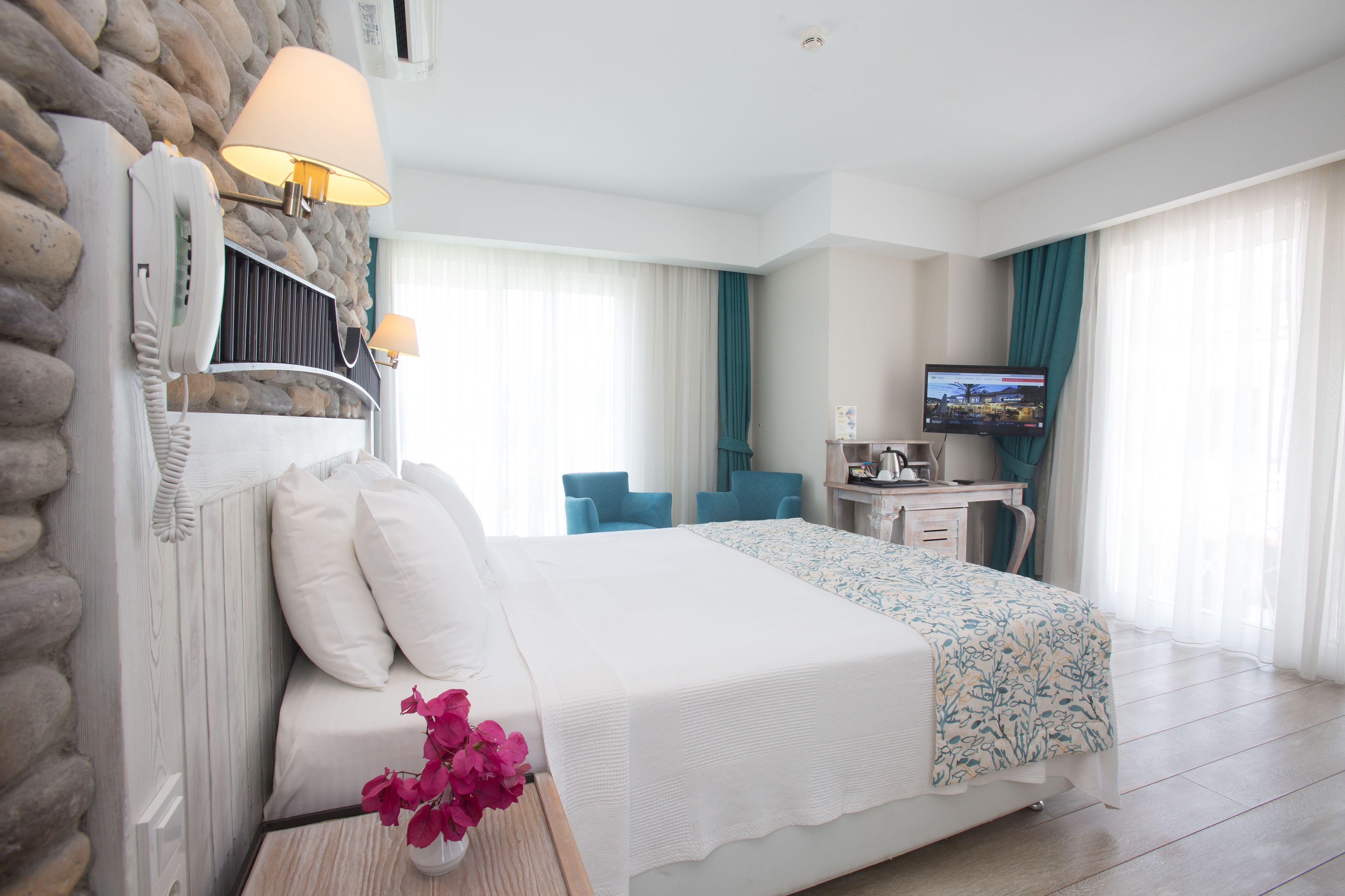Minibar, in-room safe, laptop workspace, blackout curtains