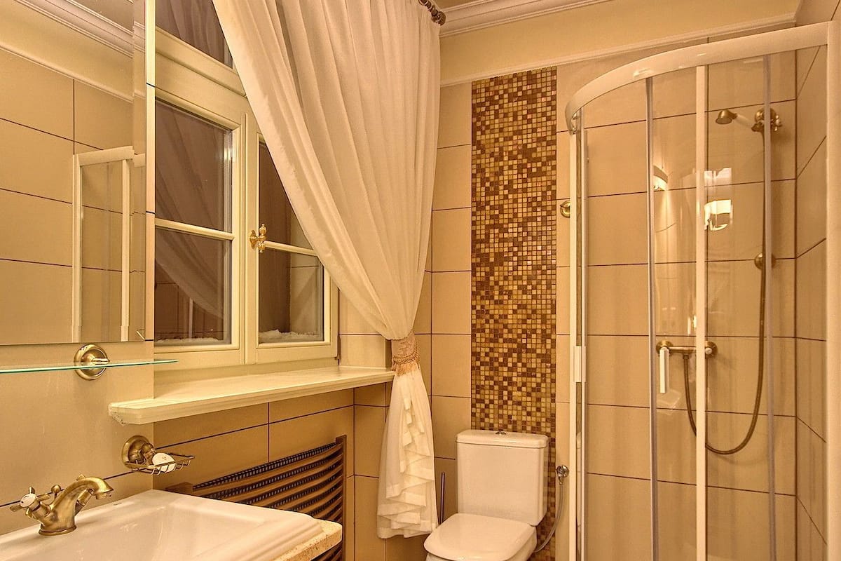 classic room | bathroom | free toiletries, hair dryer, towels