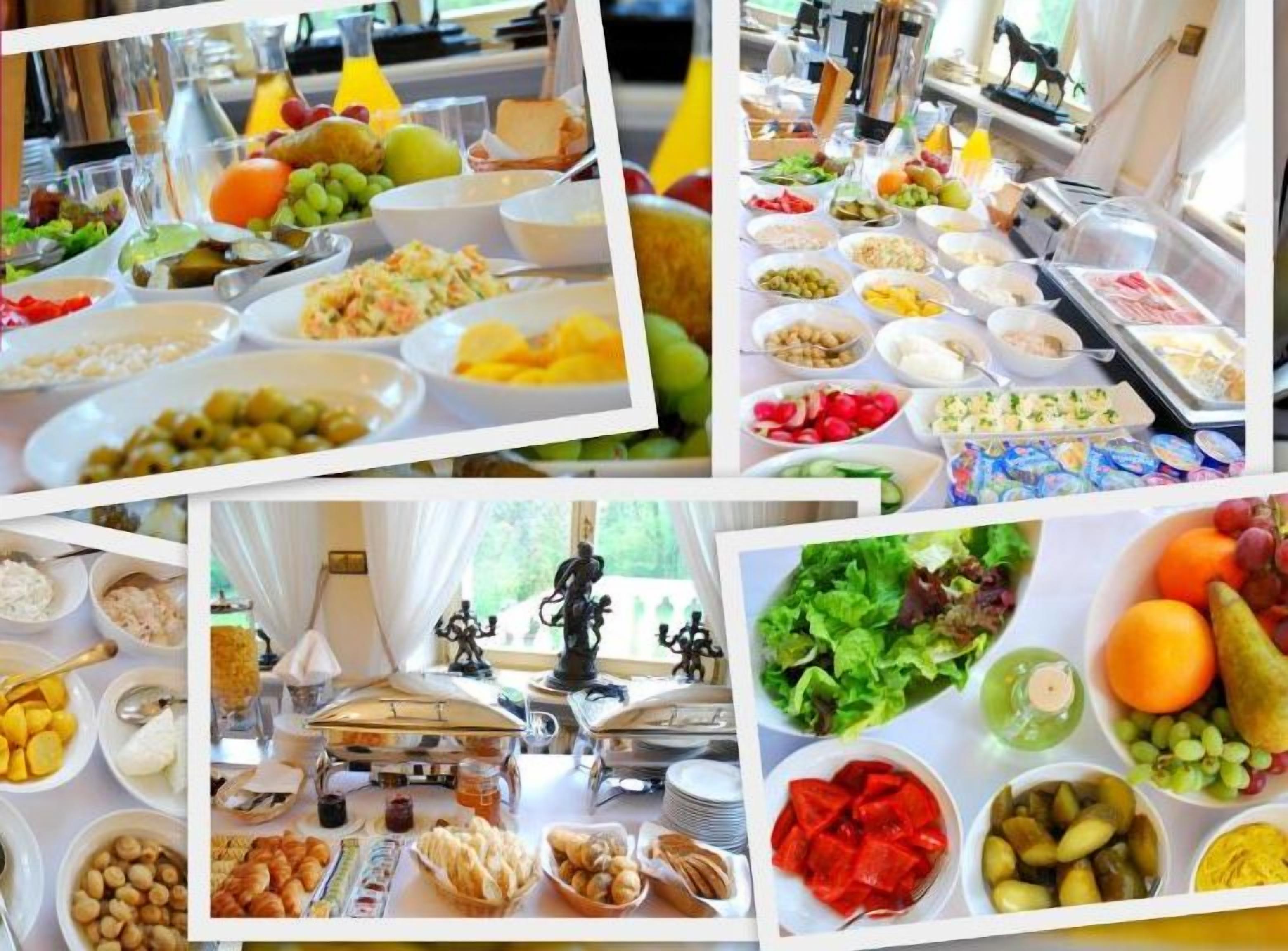 Un bufé con diferentes opciones de comida, incluyendo frutas, verduras y platos preparados.