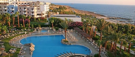 Innendørsbasseng,utendørsbasseng, bassengparasoller og solsenger