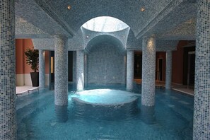 Piscina coberta, piscina a l'aire lliure, para-sols i gandules 
