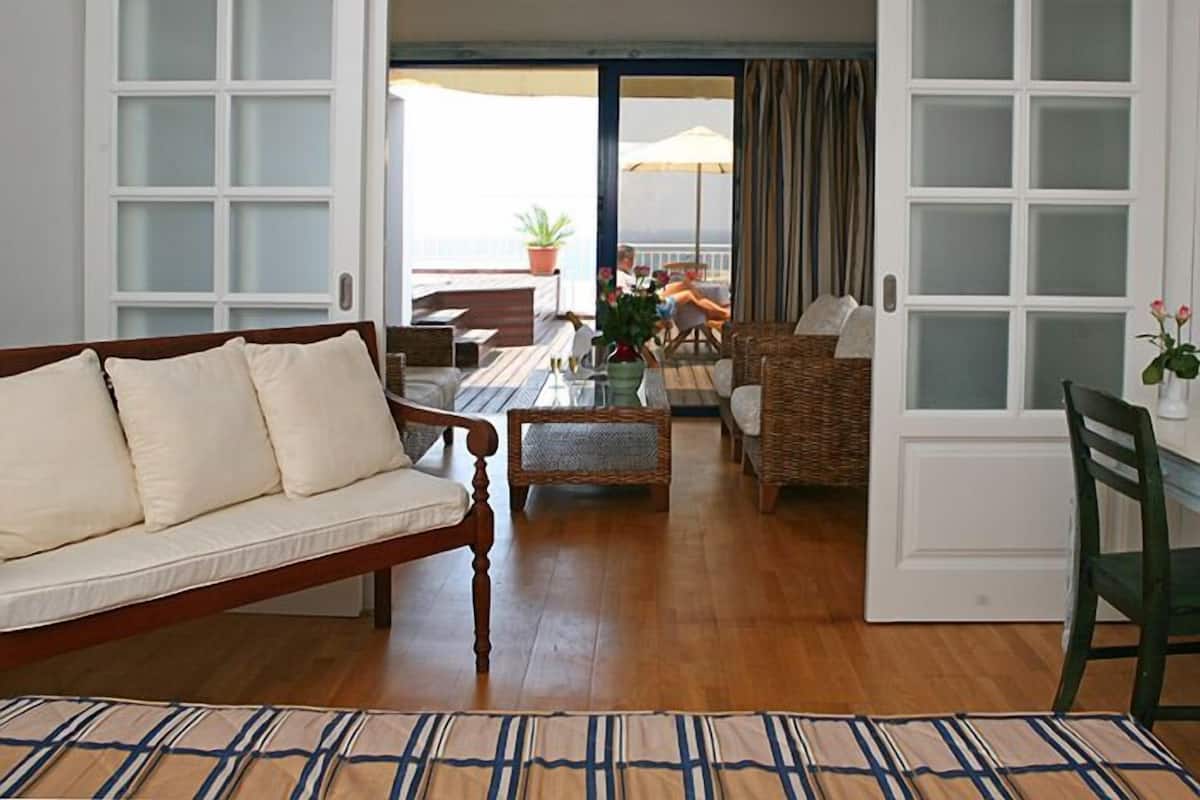 Suite, 1 Bedroom | Living room | TV