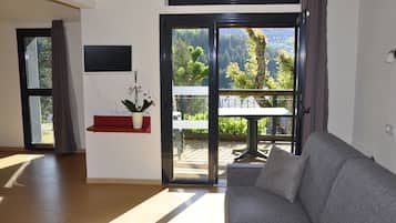Casa familiar | Área de sala de estar | Televisión de pantalla plana y tenis de mesa
