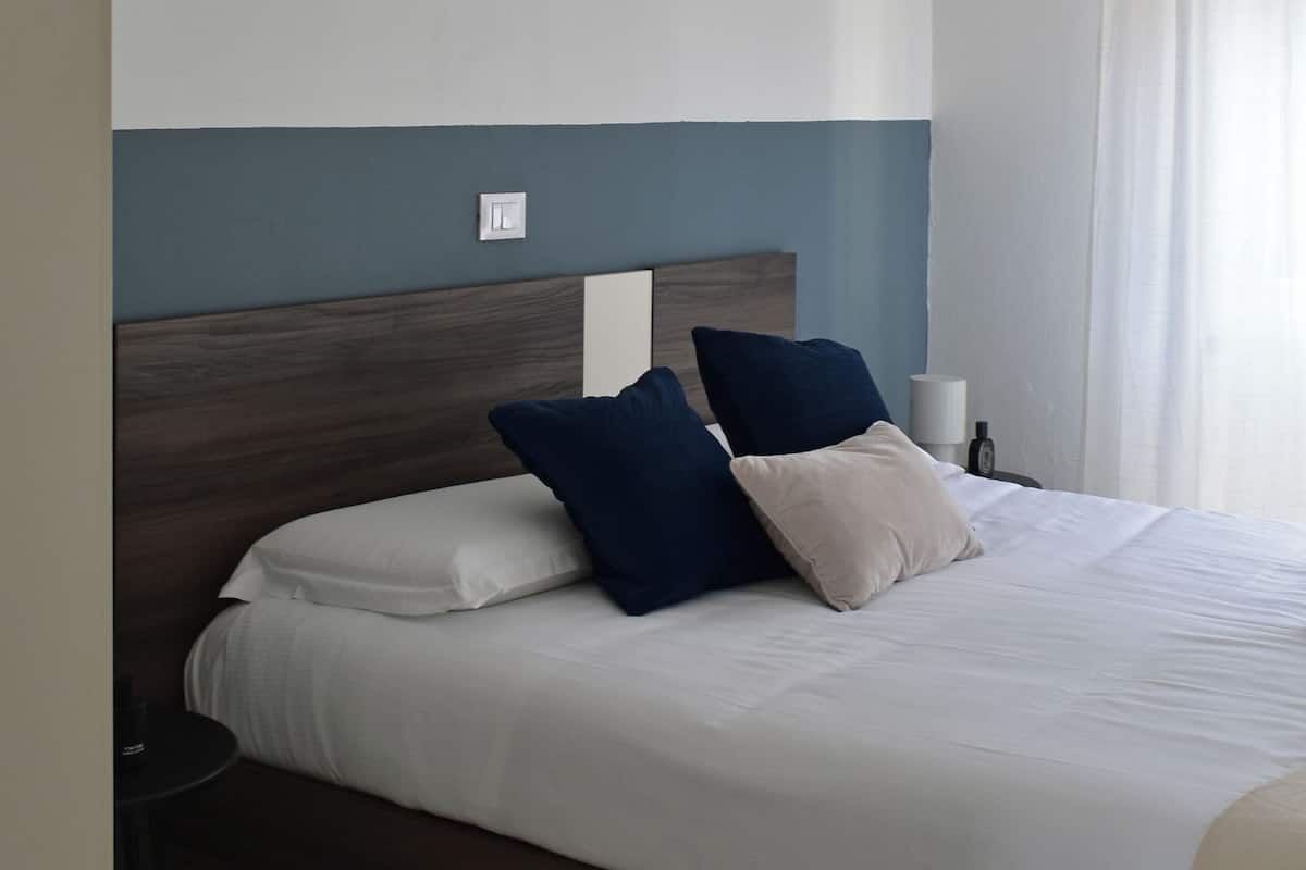 Premium bedding, minibar, free WiFi, bed sheets