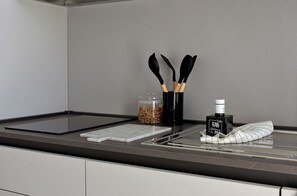 Refrigerador, placa de cocina, utensilios de cocina