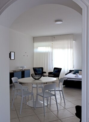 Superior Apartment | Living area | 32-inch LED TV with digital channels, TV - Poggio al Lago (Sirmione)