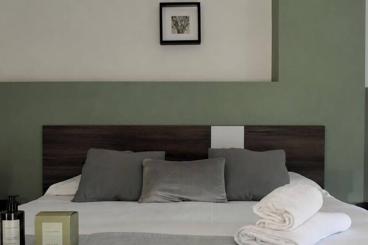 Comfort Double Room, located in Attic | Hochwertige Bettwaren, Minibar, kostenloses WLAN, Bettwäsche
