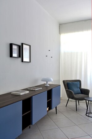 Superior Apartment | Living area | 32-inch LED TV with digital channels, TV - Poggio al Lago (Sirmione)