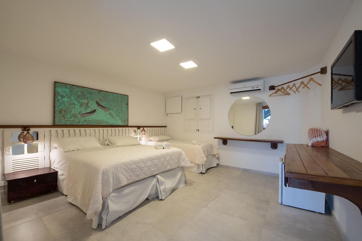 Kamar Triple | Minibar, brankas, tirai kedap cahaya, dan seprai linen