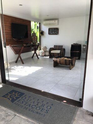 Coin salon dans le hall