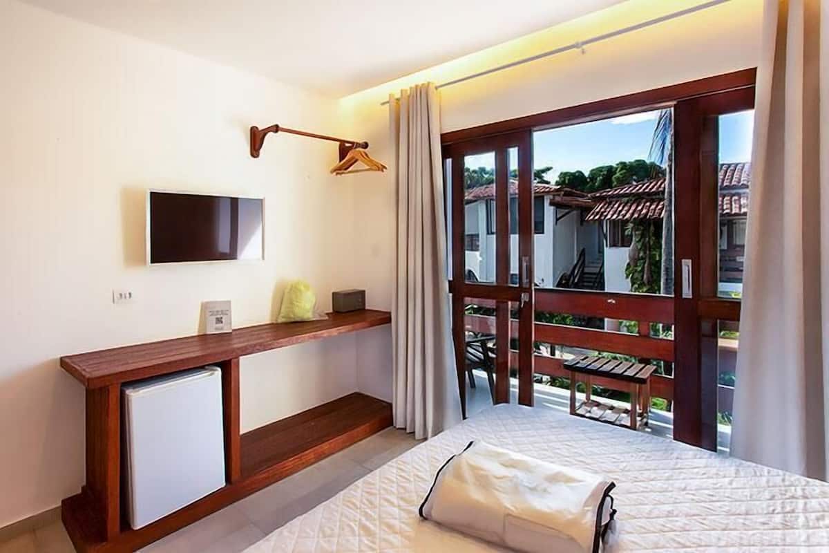 Minibar, brankas, tirai kedap cahaya, dan seprai linen