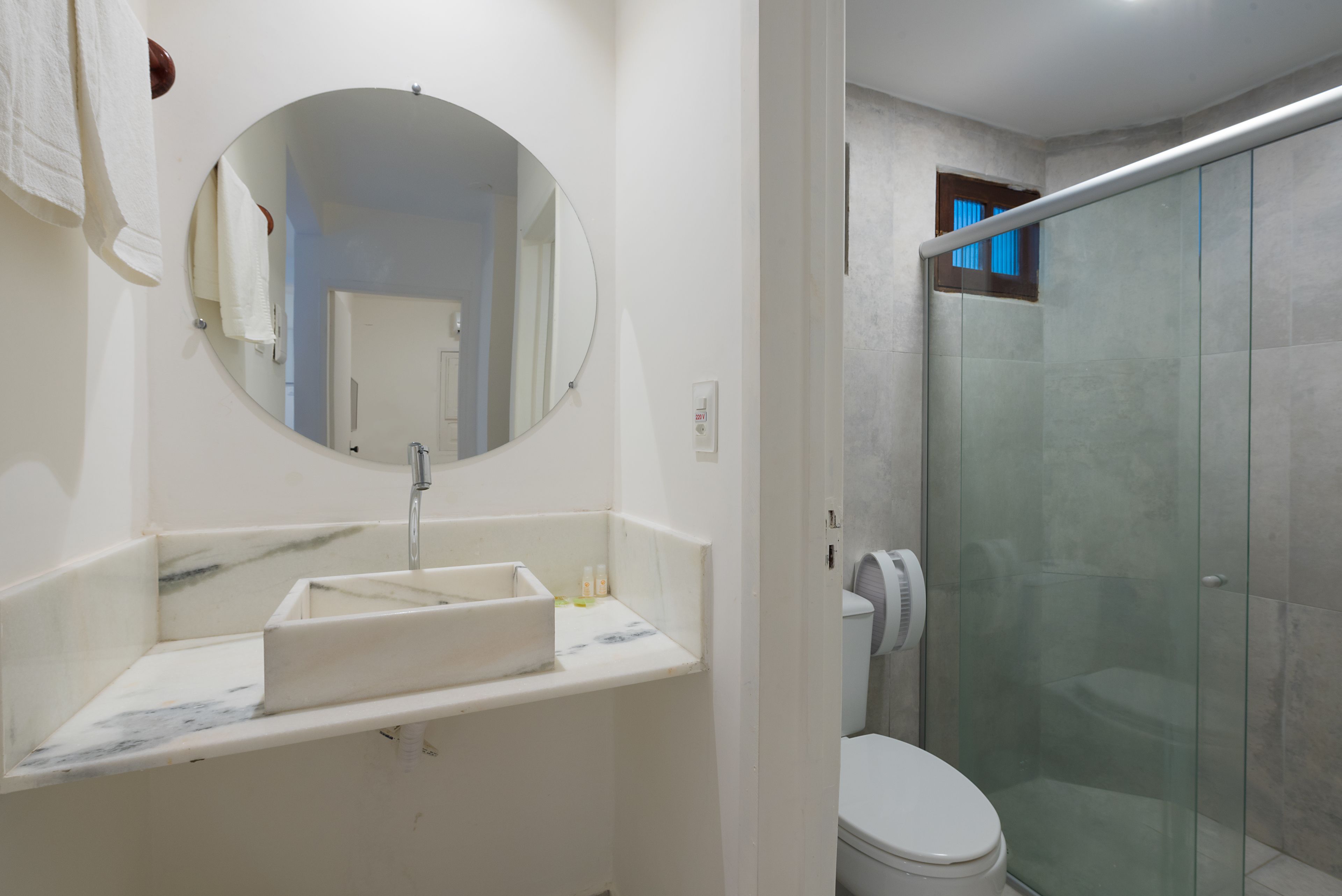 shower, rainfall showerhead, free toiletries, hair dryer