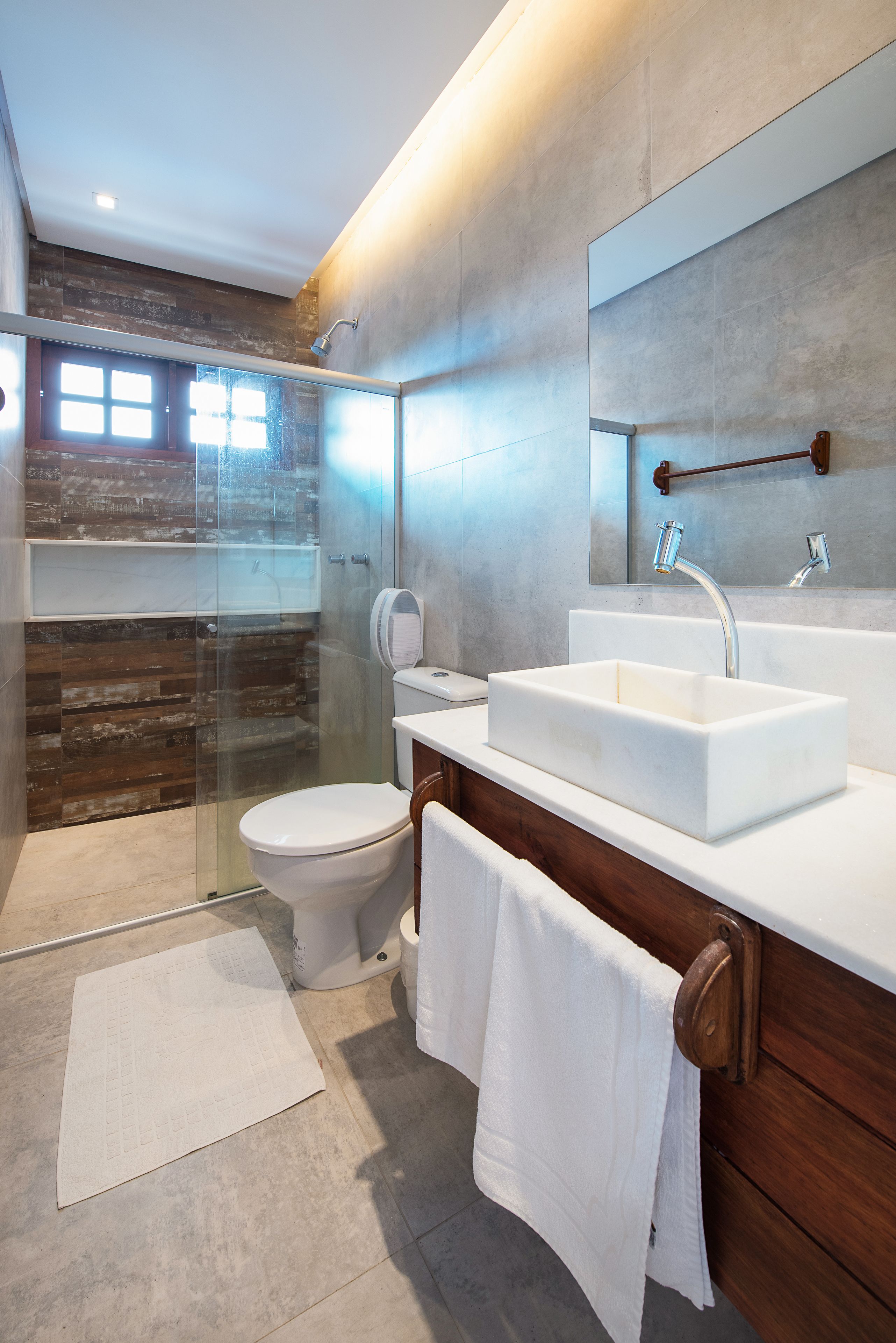 deluxe double or twin room | bathroom | shower, rainfall showerhead, free toiletries, hair dryer