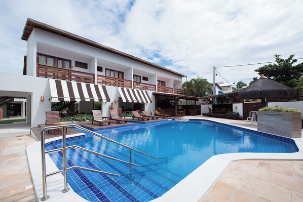 Outdoor pool, sun loungers - Pousada Quatro Estações (Ipojuca)