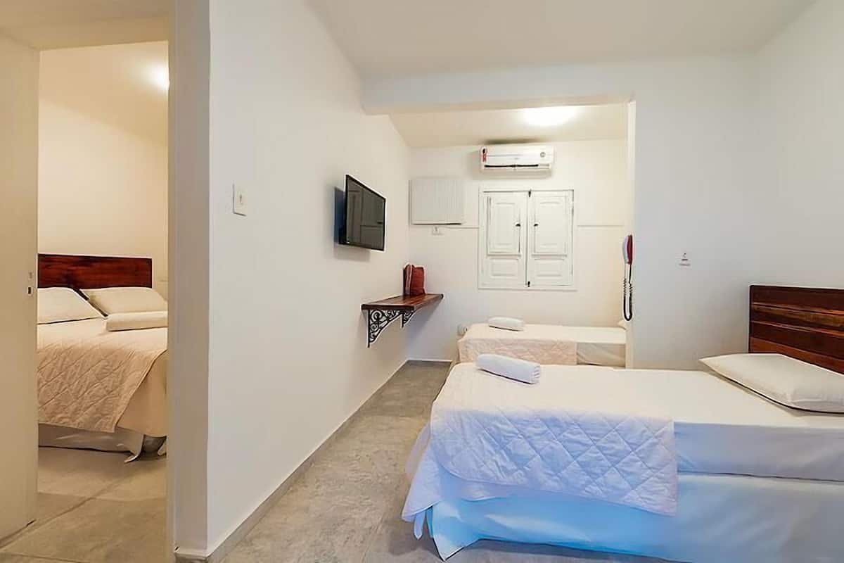 Minibar, brankas, tirai kedap cahaya, dan seprai linen