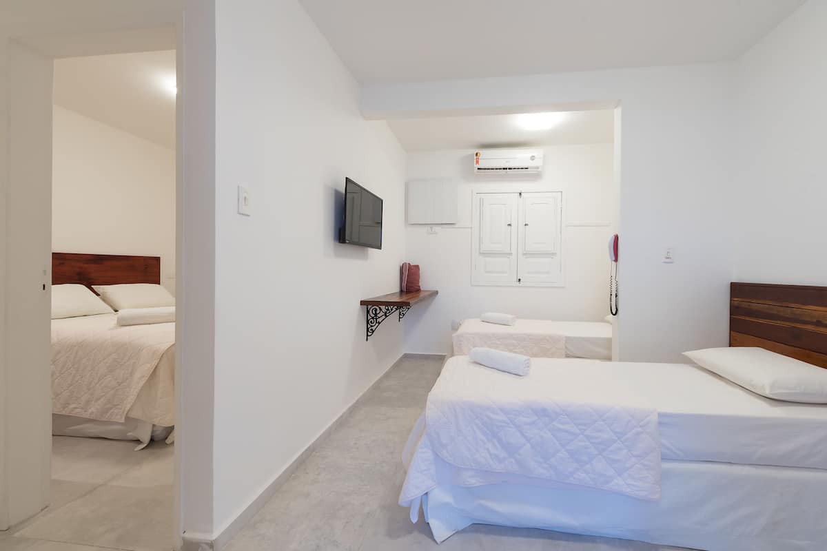 Kamar Quadruple | Minibar, brankas, tirai kedap cahaya, dan seprai linen