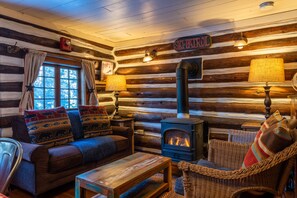 Cabaña tradicional, varias camas, vista a la montaña, junto a la montaña | Edredón, decoración personalizada y muebles diferentes