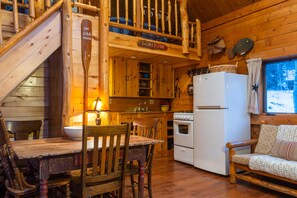 Cabane Tradition, plusieurs lits, vue montagne, côté montagne | Cuisine privée | Grand réfrigérateur, four, plaque de cuisson, cafetière/bouilloire