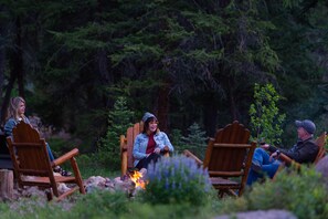 BBQ/picnic area - Pioneer Guest Cabins (Crested Butte)