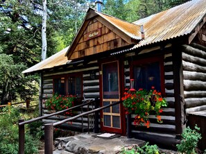 Classic Cabin, 1 Bedroom, Mountain View, Mountainside | Down comforters, individually decorated, individually furnished - Pioneer Guest Cabins (Crested Butte)